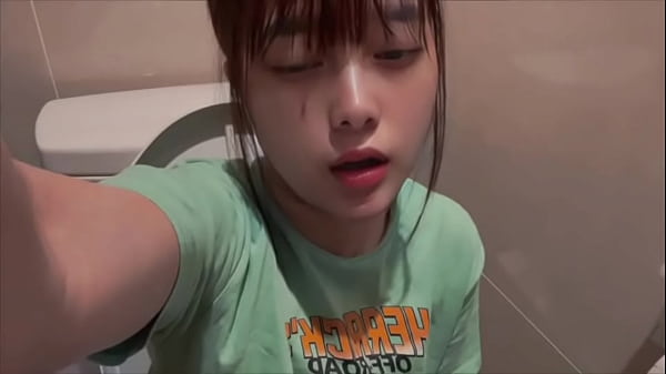 スーパーのトイレでオナニーしました。イク時に足ピンしながらイっちゃって気持ち良すぎました…